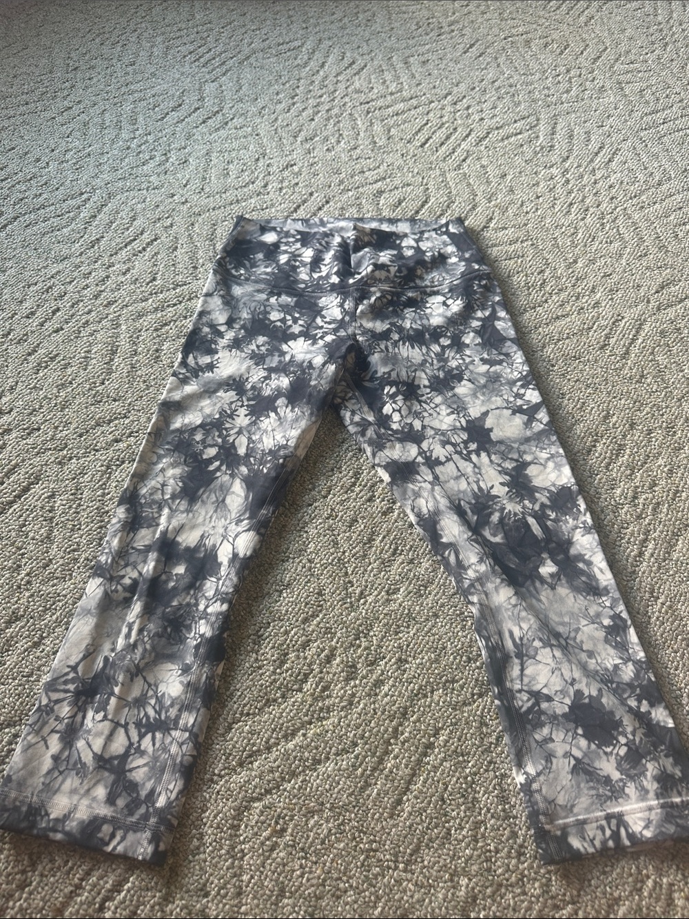 lululemonGray & White Tie-Dye Cropped Leggings